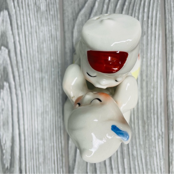 Vintage VanTellingen Dutch Boy and Girl Salt and Pepper Shakers, "Snuggle Hugs" - Picture 9 of 12